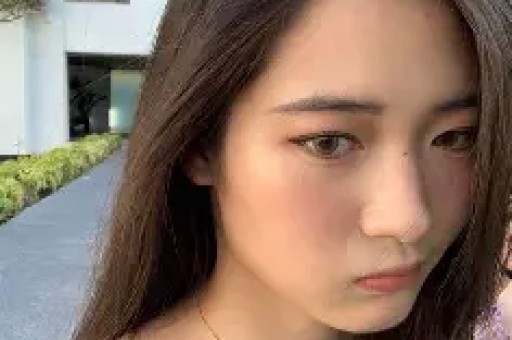 性感K-Pop明星BIBI爆料：曾有男星在私信中向她示爱